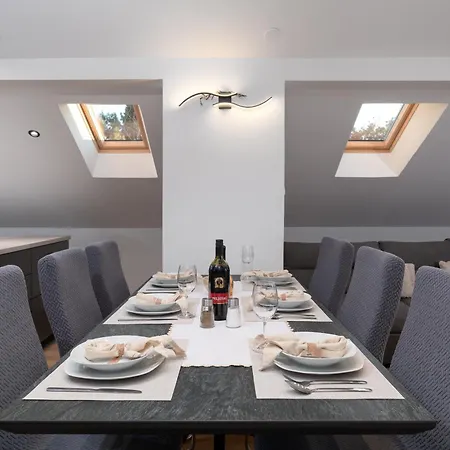 Attic Oasis - 2 Bedroom 아파트 자다르