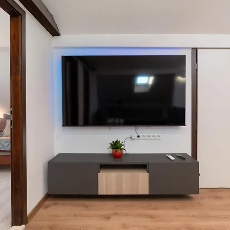 Attic Oasis - 2 Bedroom 아파트 *