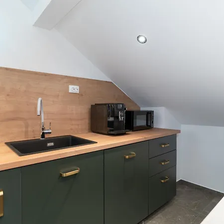 Attic Oasis - 2 Bedroom 아파트 *