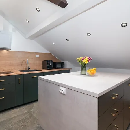 Attic Oasis - 2 Bedroom 아파트 *